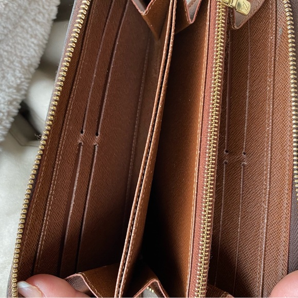 LOUIS VUITTON ZIPPY WALLET - Picture 3 of 11